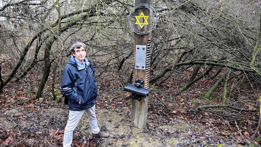 Daniel Říčan u památníku obětem transportu smrti