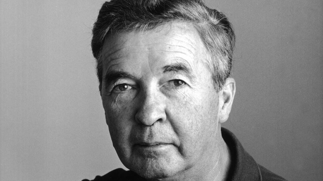 Dick Francis (1920–2010), britský žokej a spisovatel detektivek z dostihového prostředí (na fotografii v roce 1983)