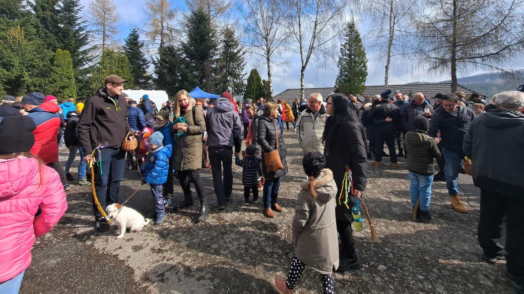 Lidé se v Prachaticích sešli při tradičním pekání vajec