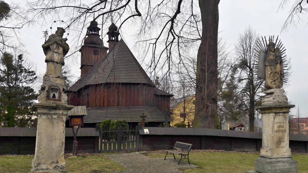 Památkově chráněné sochy před kostelem v Sedlištích