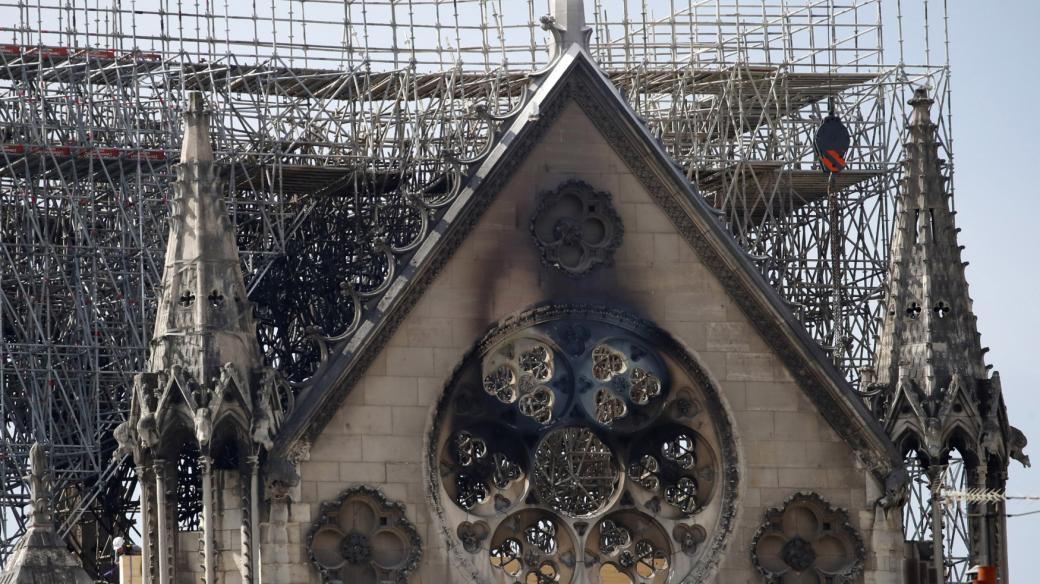 Pařížská katedrála Notre-Dame po ničivém požáru