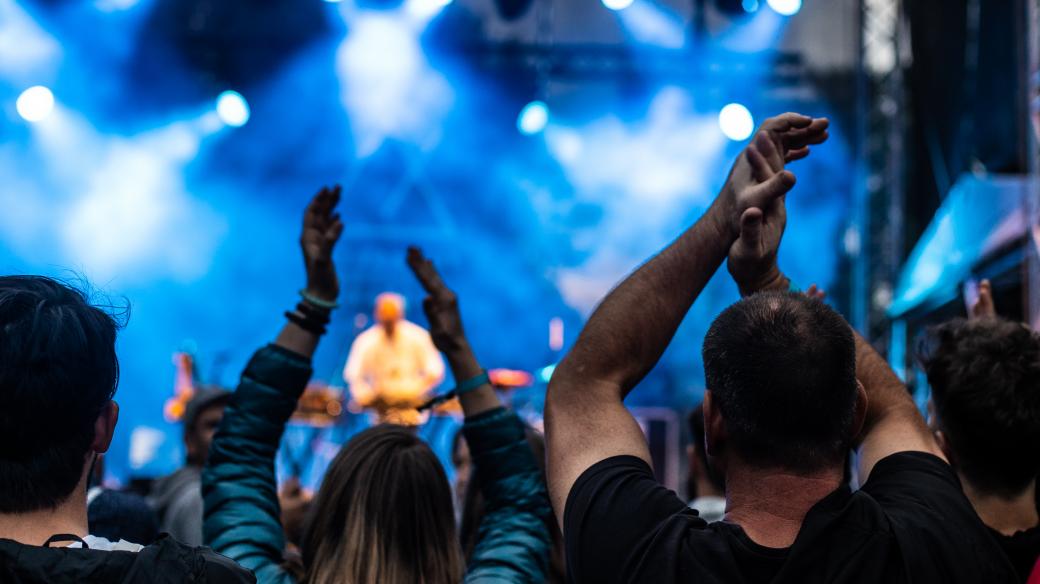 Publikum na sobotní Radio Wave New Stagei na festivalu Metronome v roce 2018