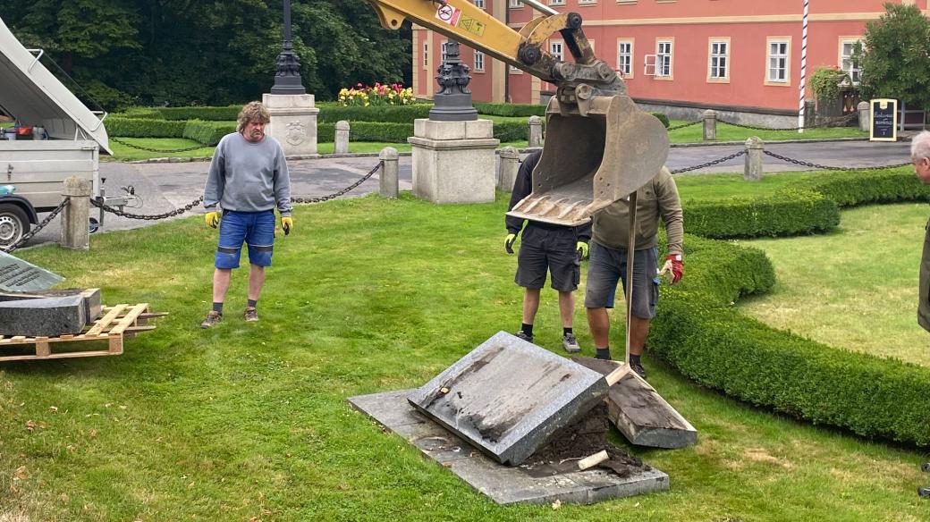 Podobných desek připomínajících rudoarmějce, kteří zahynuli až po skončení války, jsou v Česku stovky