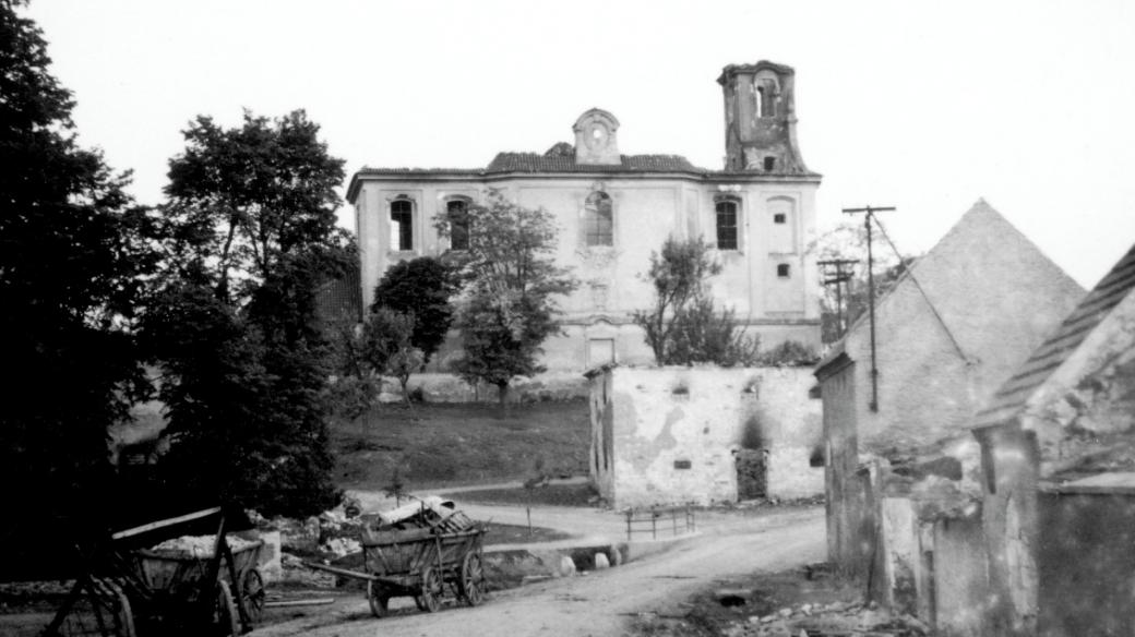 Lidice. Starobylá a malebná česká ves, které vévodil kostel sv. Martina. V ranních hodinách 10. června 1942 měla celkem 483 obyvatel, kteří žili ve 101 domech. Jejich majitelé valnou většinou pracovali v dolech a kladenských hutích