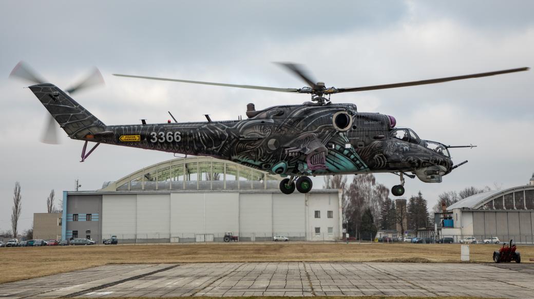 Nástřiky vrtulníků Mi-24/35 č. 3366 Alien a 3369 Liberator byly provedeny v lakovně Závodu letadel LOM PRAHA s.p.