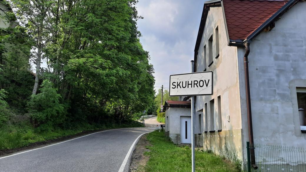 Obec Skuhrov najdete u Huntířova u Železného Brodu