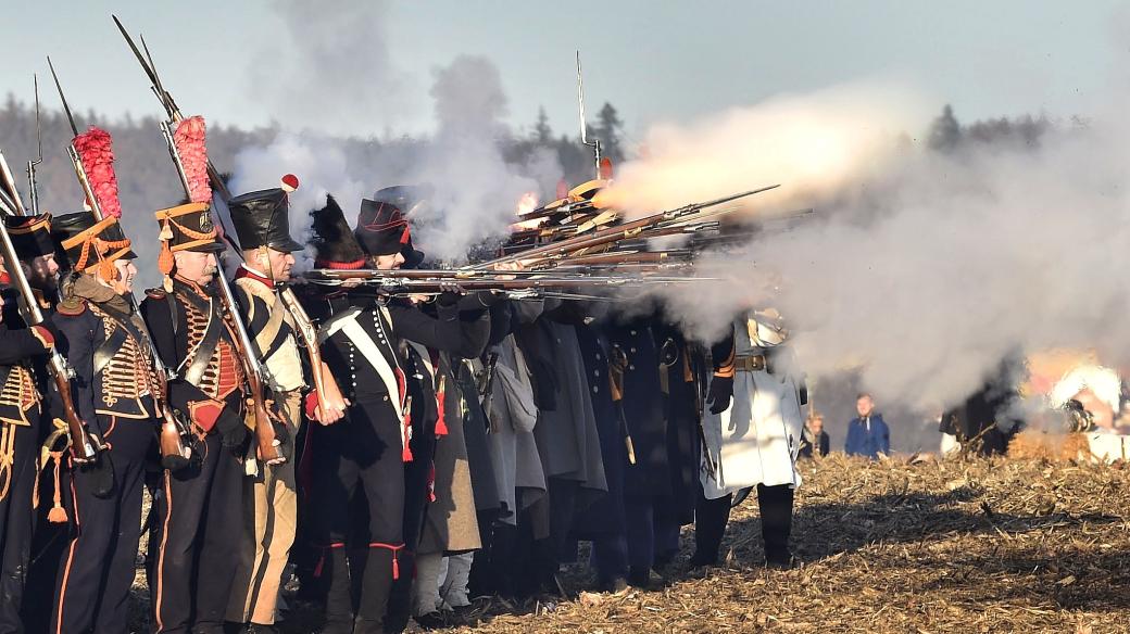 Nadšenci v historických uniformách. Rekonstrukce bitvy Tří císařů