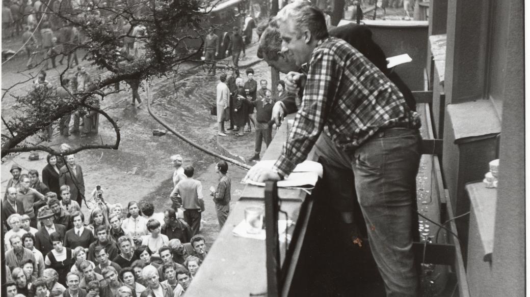 Vlado Príkazský hovoří v srpnu 1968 z balkónu rozhlasu k demonstrantům