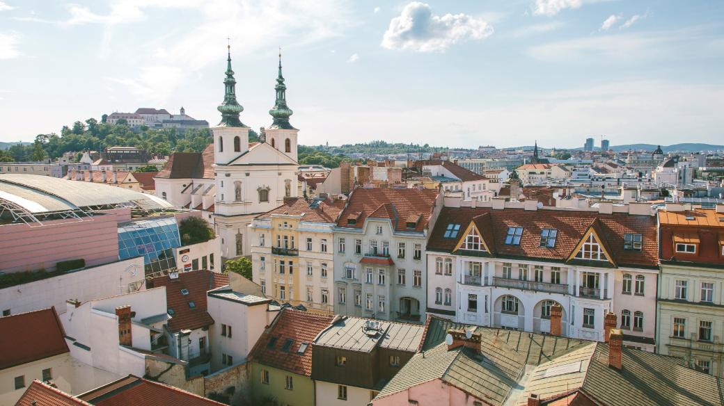 Pohled z věže Staré radnice směrem k pozdně gotickému kostelu sv. Jakuba, v pozadí hrad Špilberk