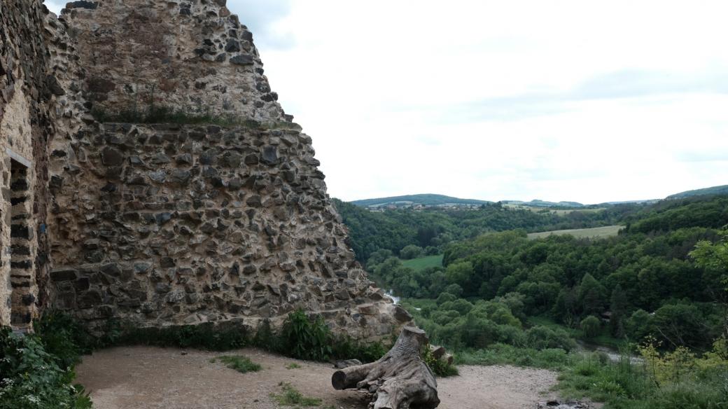 Tady plánovali inženýři přehradu. Zřícenina hradu Týřov v křivoklátských lesích