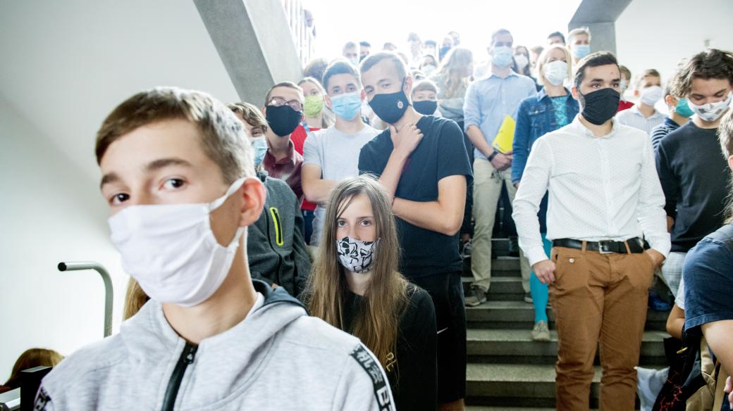 První školní den v gymnáziu Jana Keplera v Praze. Studenti v rouškách.