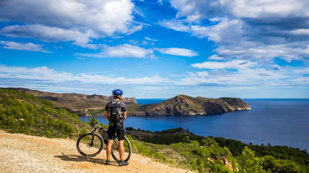 Cyklistika, cyklista, cestování na kole, cykloturistika, dovolená, příroda, ilustrační foto