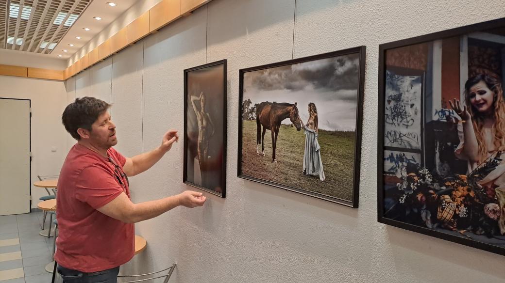 Martin Skřivánek při instalaci výstavy