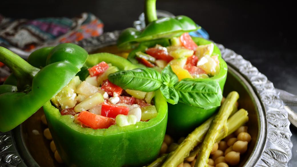 Zeleninové jídlo (Vegan Stuffed Bell Peppers with Chickpeas and Asparagus)