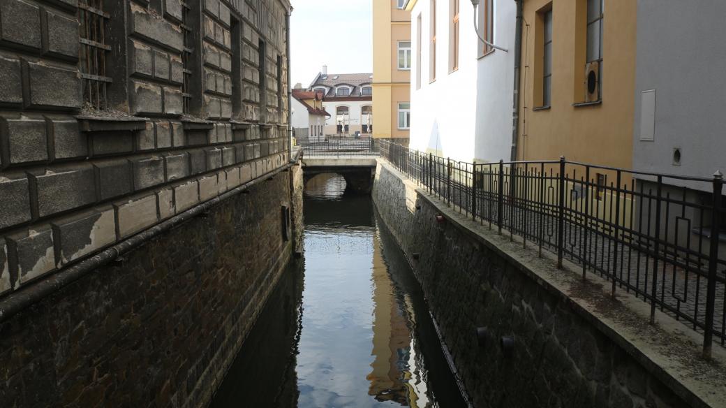 Koryto Nečízu za radnicí v ulici Šerhovní