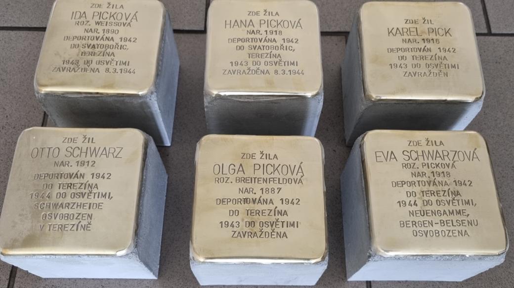 Stolpersteiny pro rodinu Pickovu a Schwarzovu z Vysokého Mýta