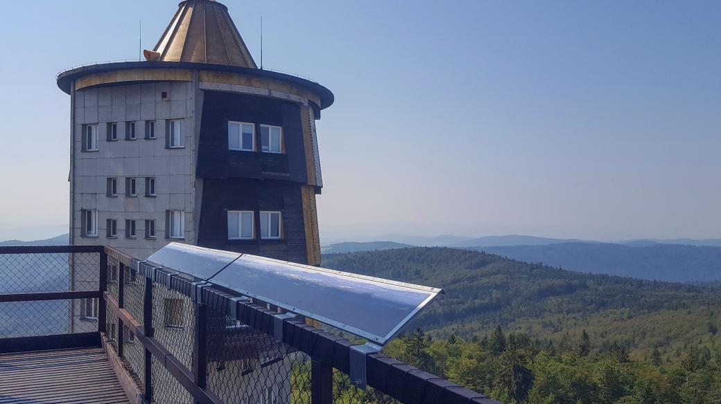 Výhled na vojenskou budovu z Kurzovy rozhledny