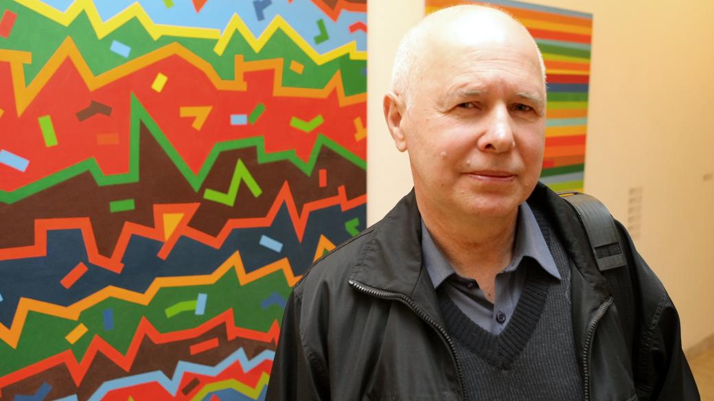 Malíř Václav Malina u svých děl (Západočeská galerie v Plzni, 2014)