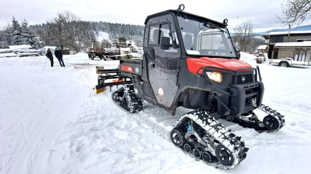 Rolba, která upravuje trasy pro běžkaře v okolí Prachatic