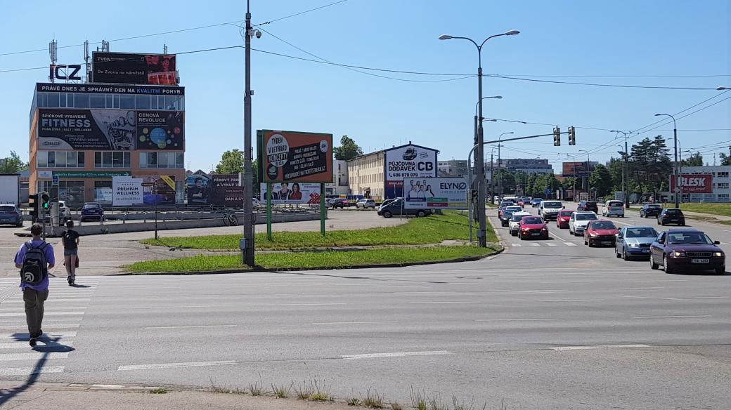 Mnoho reklamních billboardů na jednom místě je například u silnice na Dlouhé louce