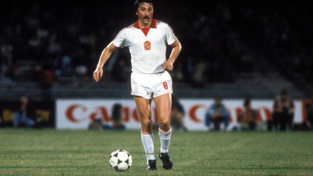 Fotbalista Antonín Panenka se proslavil legendárním dloubákem. Stejně tak Karel Poborský logem