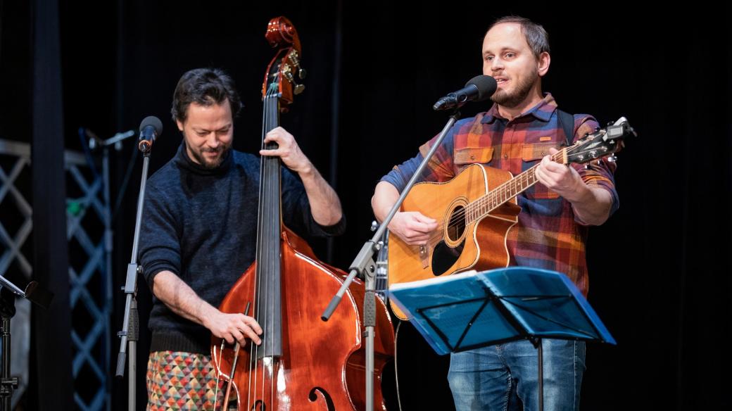 Duo Zajisté při vystoupení v Divadle U Kapličky v Českých Budějovicích