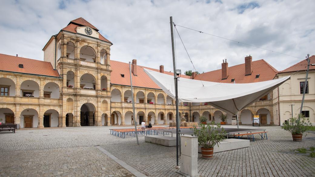 Zámek v Moravské Třebové s letním podiem