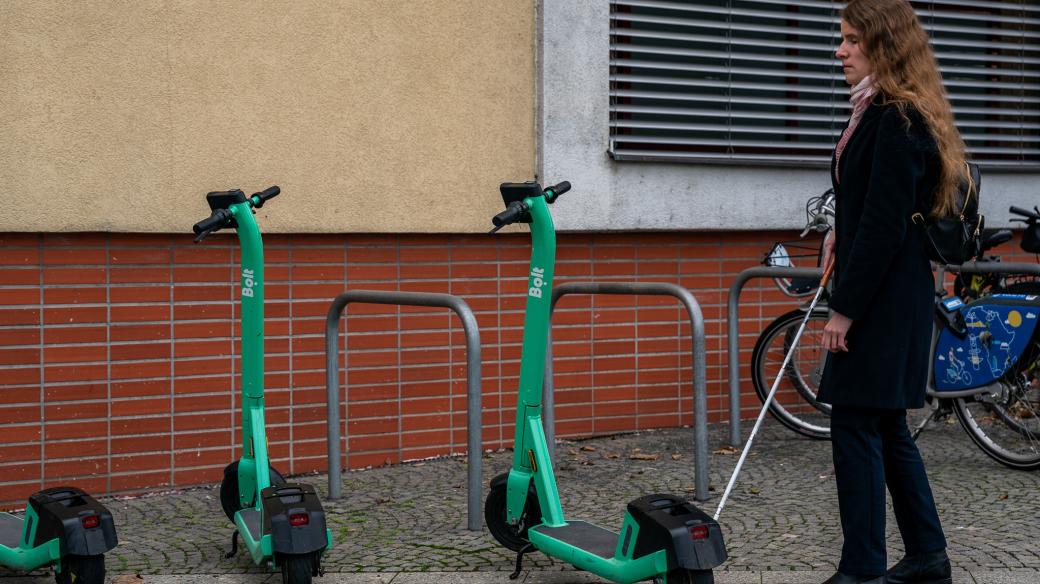 Špatně zaparkované koloběžky mohou způsobovat nevidomým velkou potíž