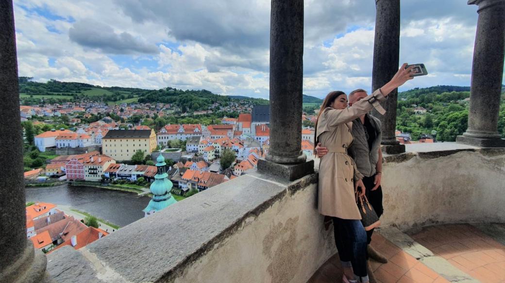 Turisté v Českém Krumlově. Po uvolnění opatření se zase začíná zaplňovat zámecký areál