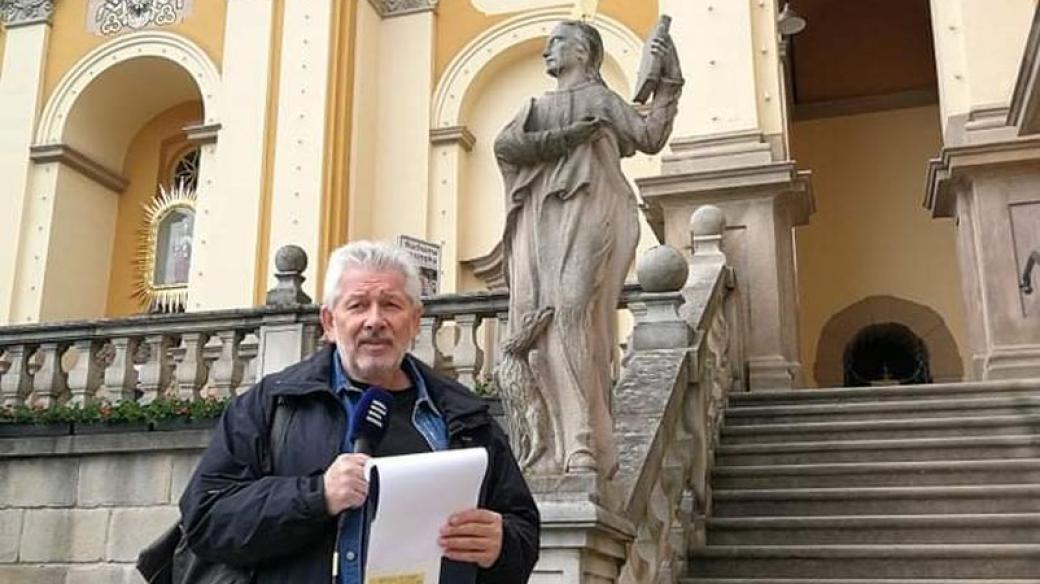 Na schodech Baziliky navštívení nejsvětější Panny Marie ve Vambeřicích