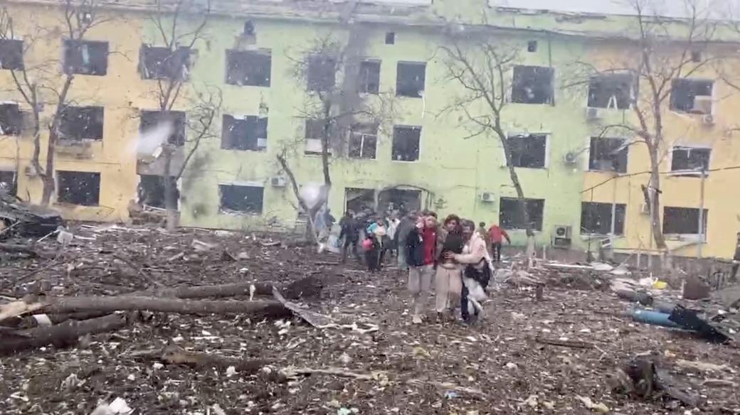 Trosky dětské nemocnice a porodnice v Mariupolu po ruském bombardování