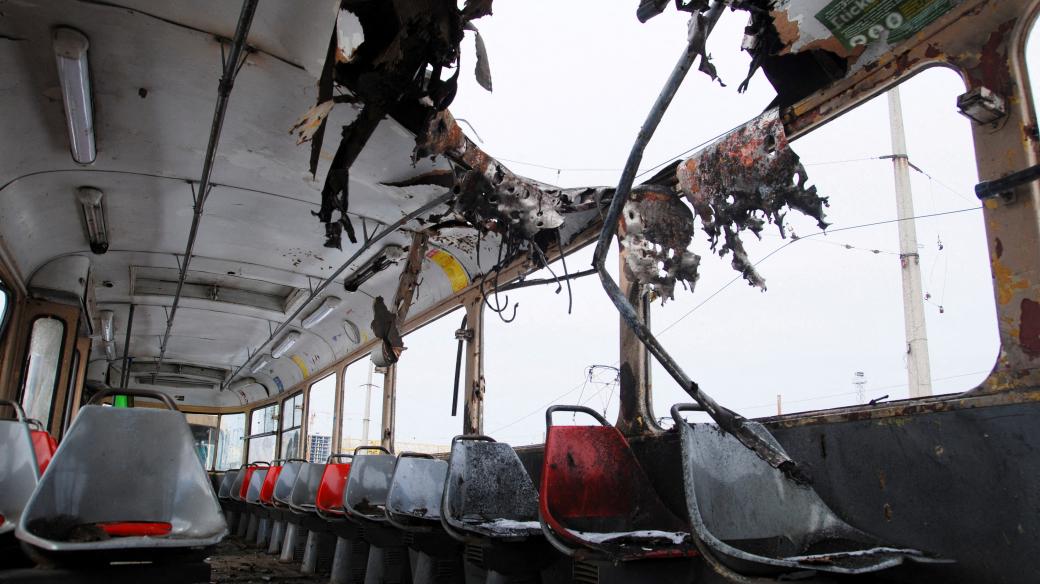 Zničená tramvaj po ruském ostřelování ukrajinského Charkova