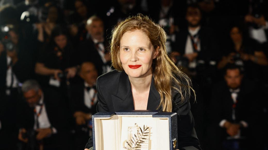 Režisérka Justine Trietová, držitelka Zlaté palmy za film Anatomie pádu, pózuje během fotografování po slavnostním zakončení 76. ročníku filmového festivalu v Cannes.