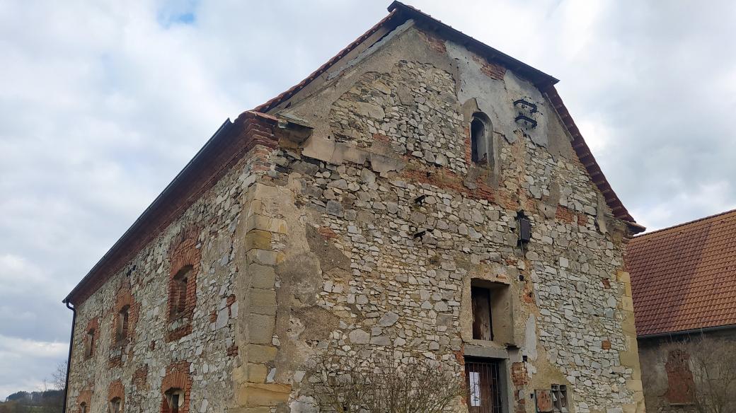 Právě kolem téhle sýpky měly být kdysi nalezeny neobvykle velké kosti