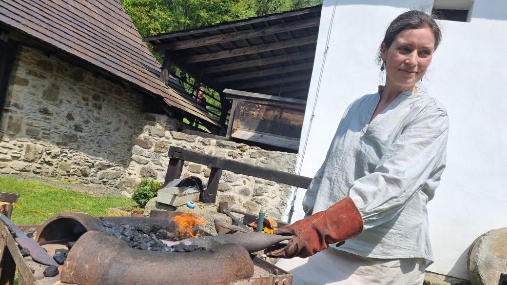 Různé metody práce s kovem předvedla na svých kovadlinách desítka řemeslníků