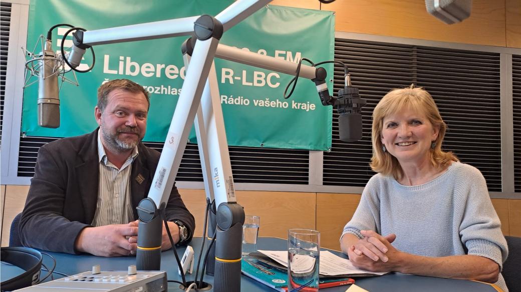 Jiří Křížek a Milada Valečková ve studiu Českého rozhlasu Liberec