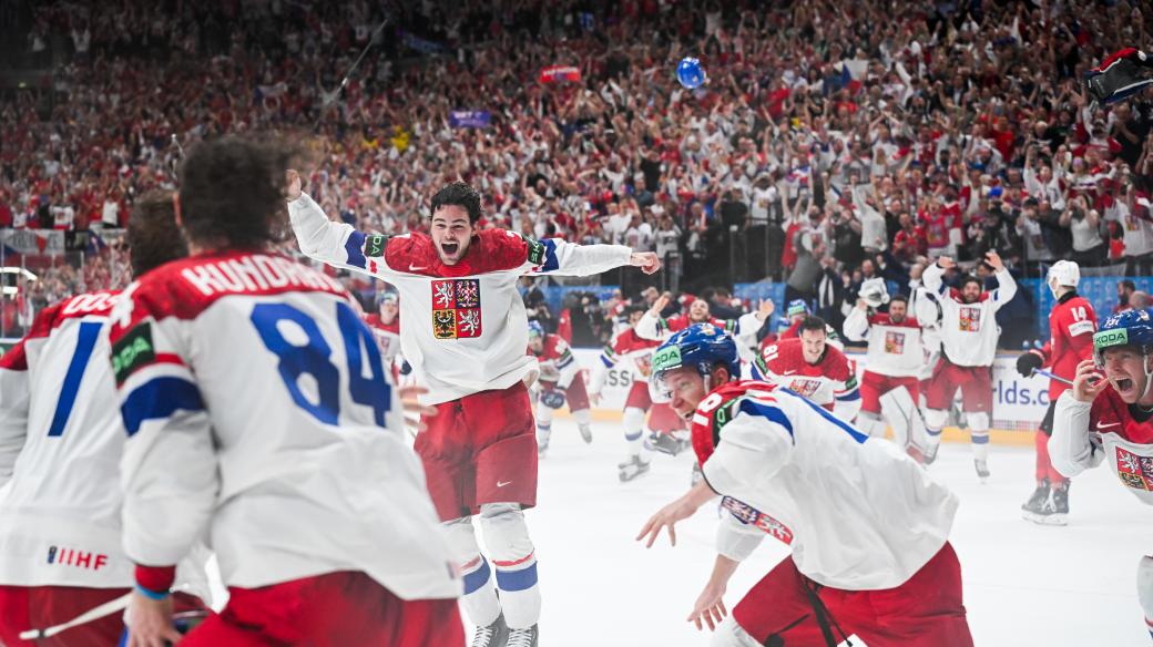 Hokejisté po siréně rozhodujícího zápasu proti Švýcarsku spěchali slavit zlato na mistrovství světa v Praze