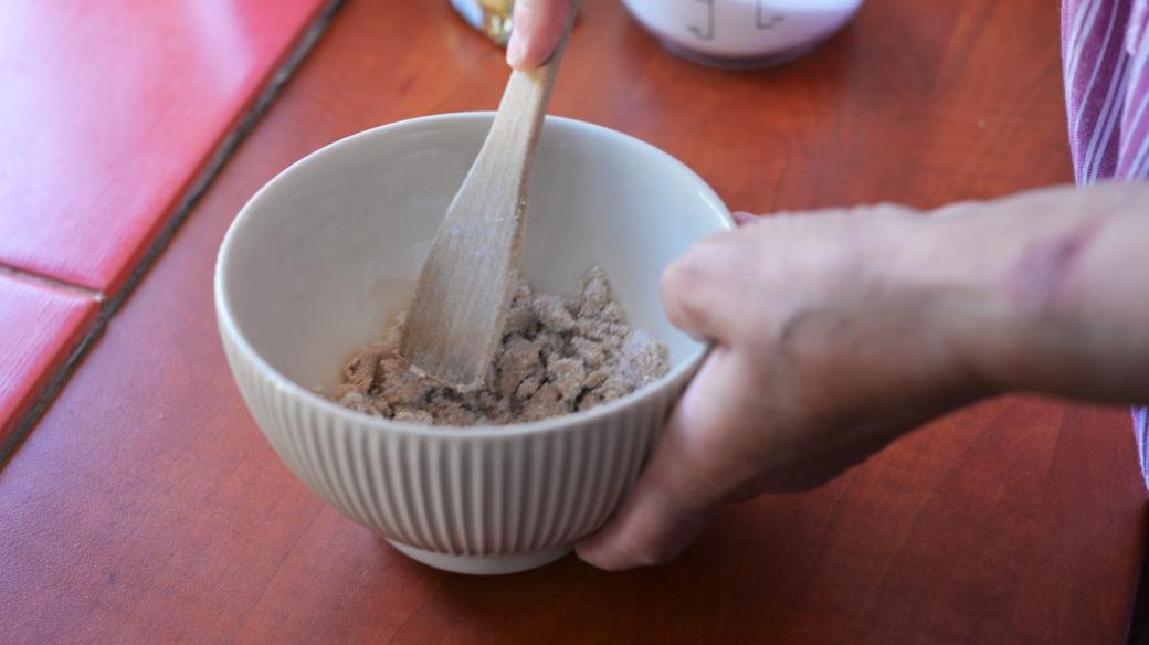 Nejdříve si zaděláme kvásek z čerstvého droždí, 1 lžíce cukru a 50 ml teplého mléka. Vše smícháme a necháme v teple vykynout