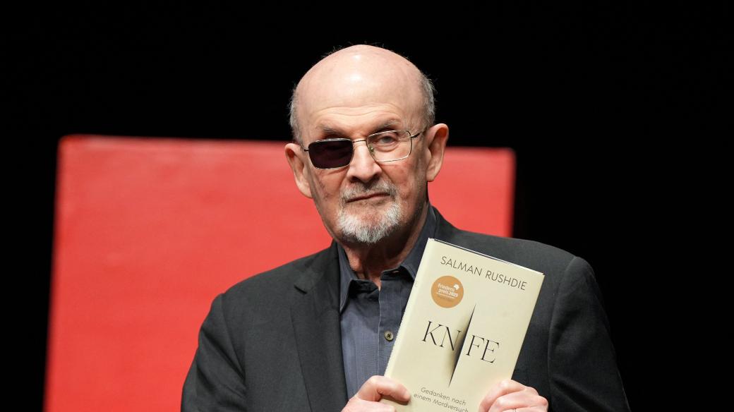 Spisovatel Salman Rushdie vydal knížku s názvem Knife, Nůž