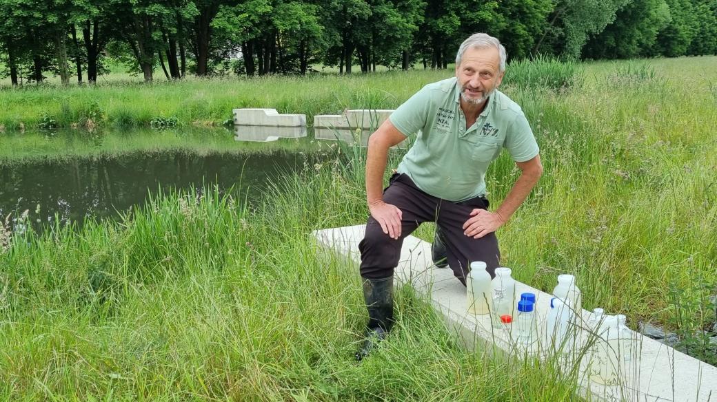 Vzorky vody odebírá hydrobiolog Jindřich Duras