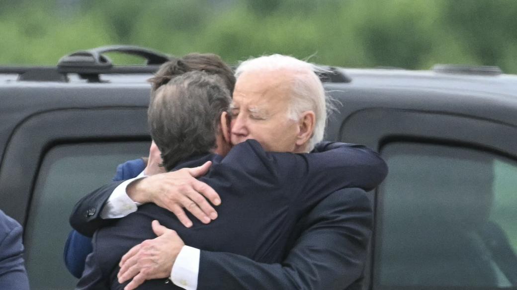 Hunter Biden a Joe Biden v objetí po verdiktu soudu v Delaware