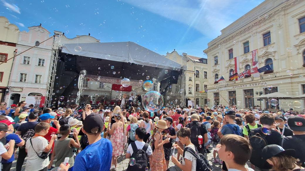 Zrcadlo umění začalo vypouštěním bublin