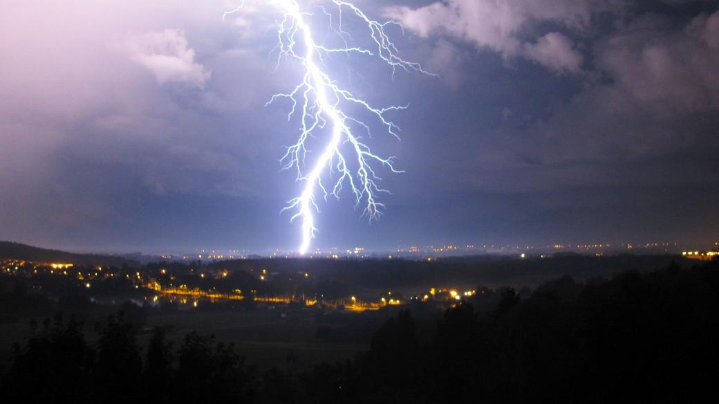 Blesk rozčísl noční oblohu