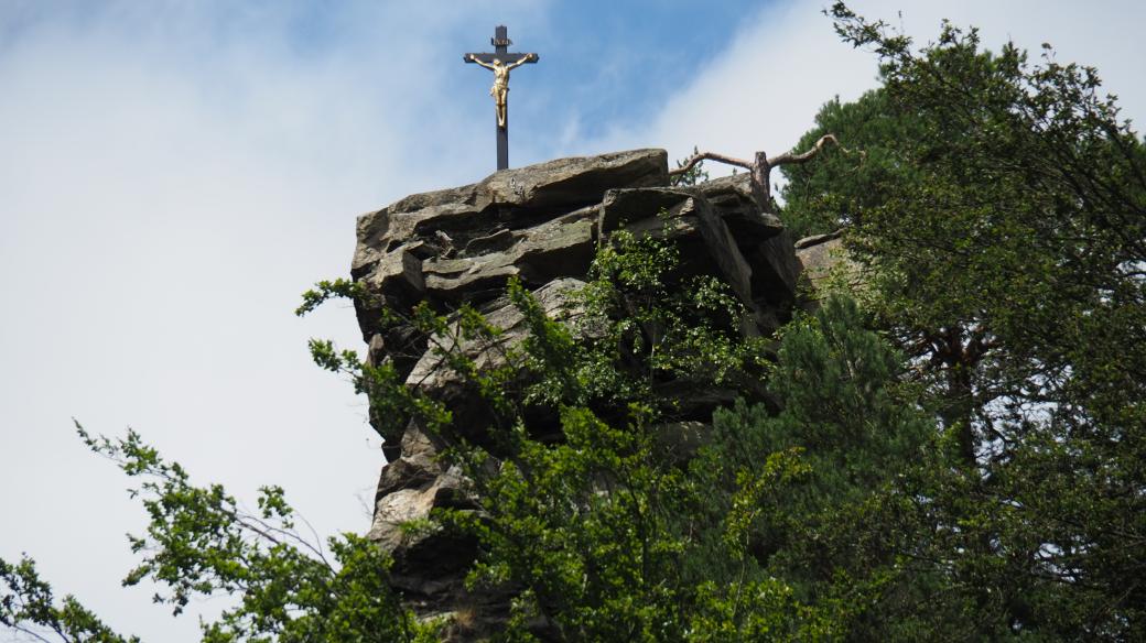 Opravený kříž na Vysoké skále u Štěpánova nad Svratkou znovu září do krajiny