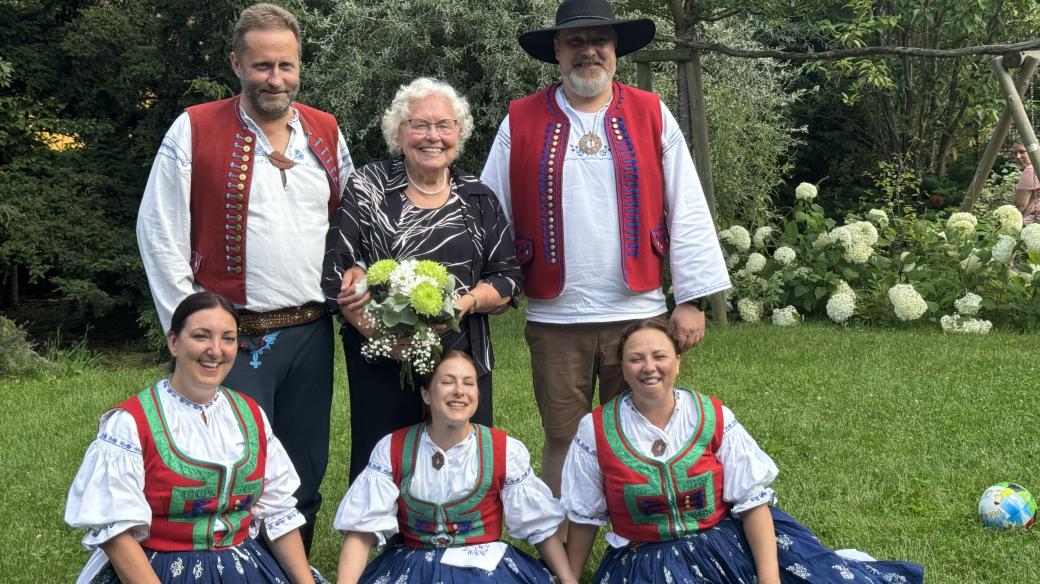 Zpěvačka a tanečnice folklórního souboru Vsacan, Zdeňka Straškrabová, oslavila 90. narozeniny