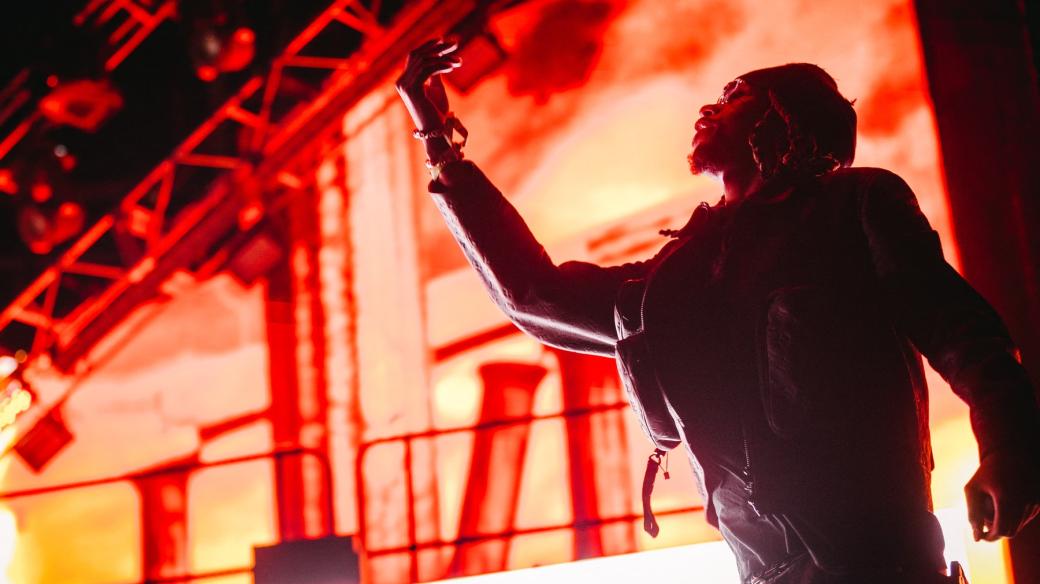 Producent a DJ Metro Boomin během vystoupení na festivalu Coachella