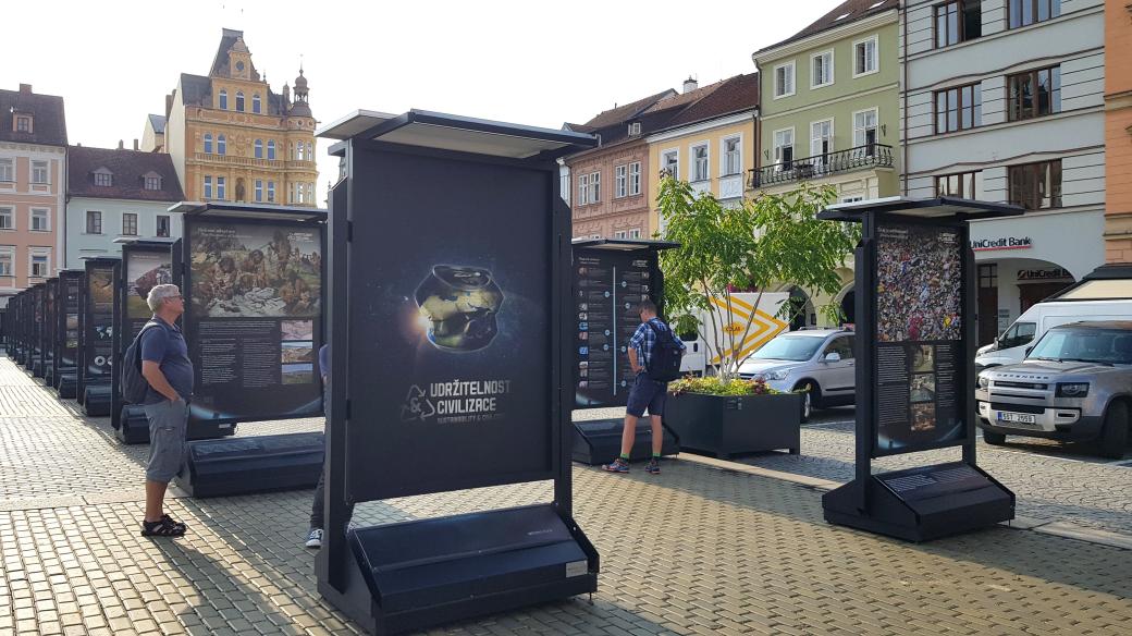 Výstava Udržitelnost a civilizace na českobudějovickém náměstí