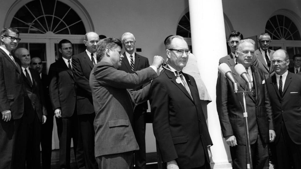 Astronom Fred Whipple přebírá ocenění od prezidenta Kennedyho (snímek z roku 1963)