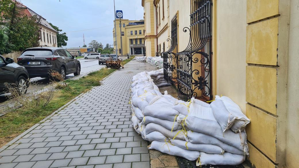 Pytle s pískem na ulici Lazaretní poblíž areálu Nové Zbrojovky