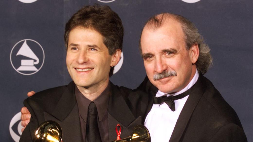 Textař Will Jennings (vpravo) a skladatel James Horner s cenou Grammy za píseň k filmu Titanic